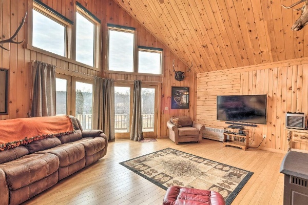 Family-Friendly Troy Getaway with Furnished Deck image 1