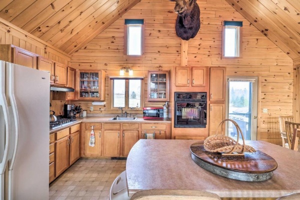 Family-Friendly Troy Getaway with Furnished Deck image 10