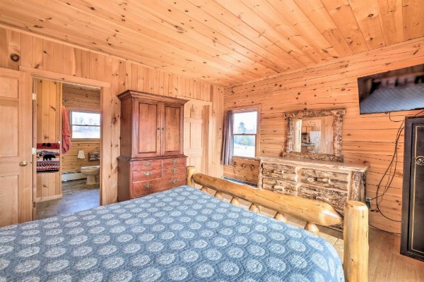 Family-Friendly Troy Getaway with Furnished Deck image 12