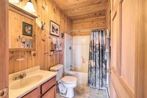 Family-Friendly Troy Getaway with Furnished Deck image 16