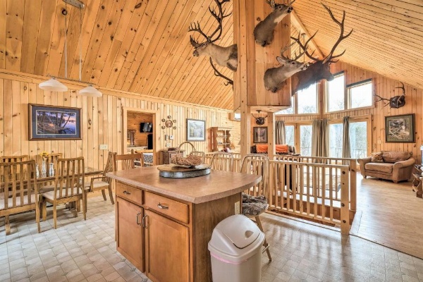 Family-Friendly Troy Getaway with Furnished Deck image 8